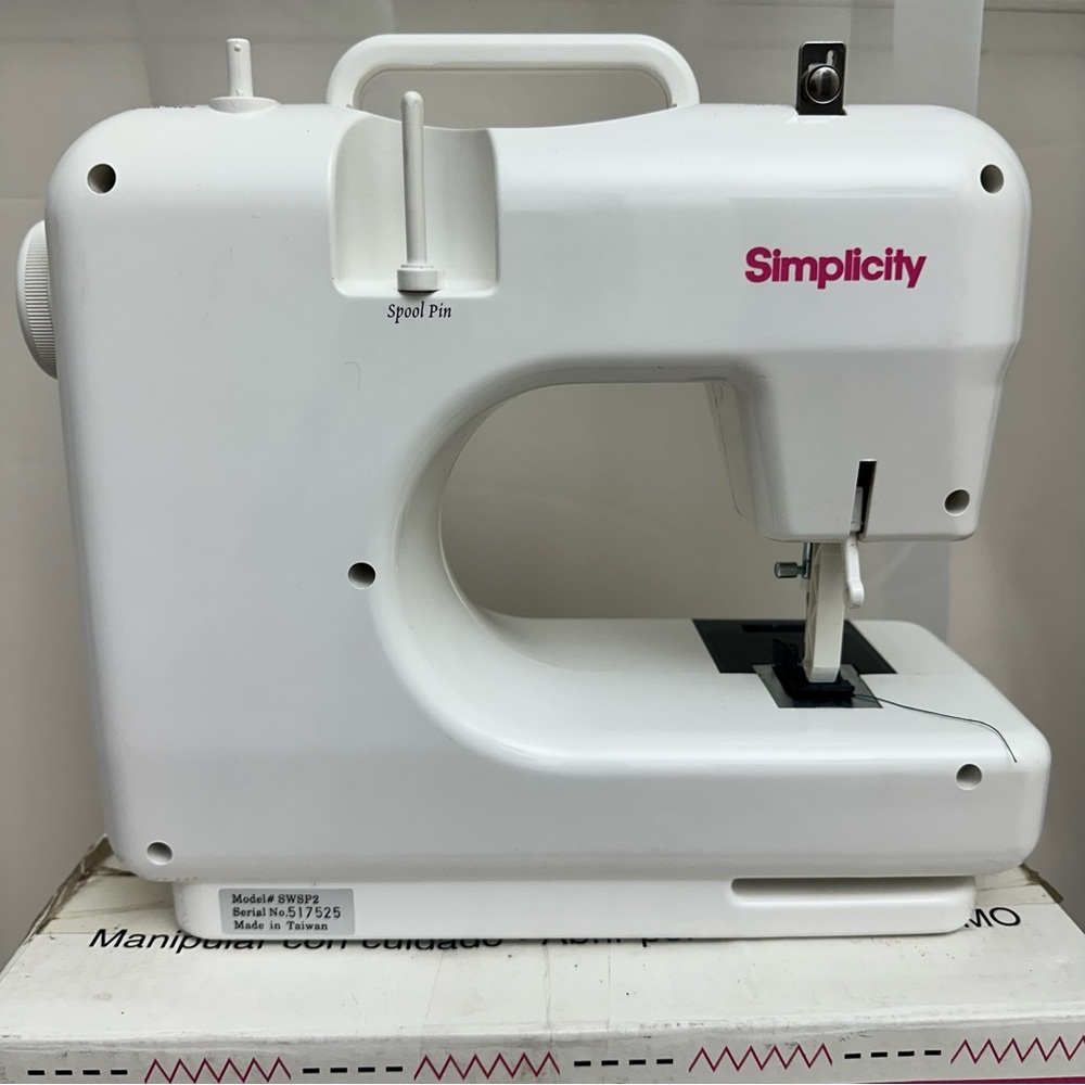 Simplicity Sew Precious Model SWSP2 Sewing Machine w/ Box, Instructions - Works - Picture 2 of 13